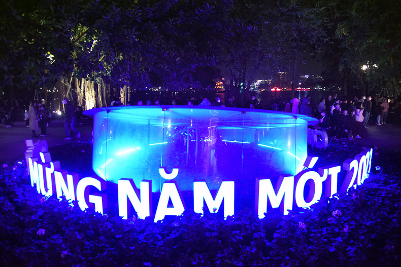 时钟指向了00:00点。（陈海 摄）