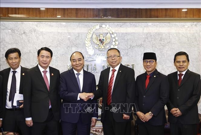 双方代表合影。(图片来源:越通社) 双方代表合影。(图片来源:越通社)