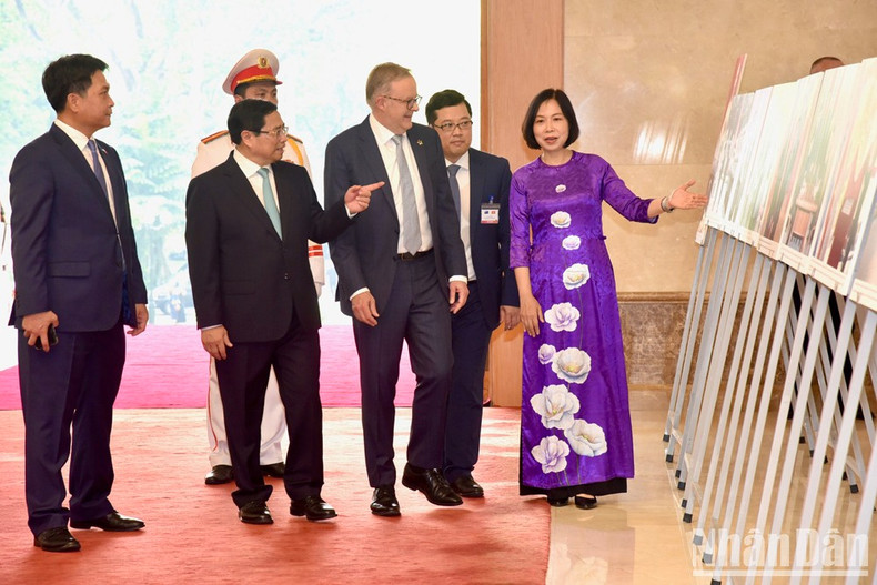 政府总理范明正和澳大利亚总理安东尼·阿尔巴尼斯参观越澳外交关系的图片展。 政府总理范明正和澳大利亚总理安东尼·阿尔巴尼斯参观越澳外交关系的图片展。