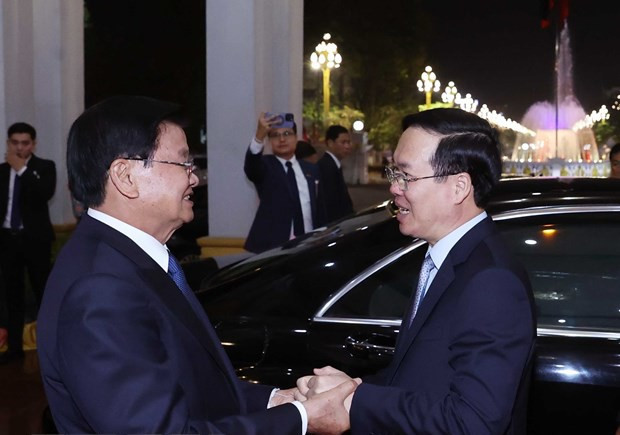 老挝人民革命党中央总书记、老挝国家主席通伦·西苏里欢送越南国家主席武文赏。