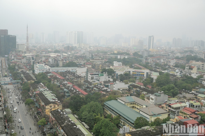 浓雾天气使能见度降低。