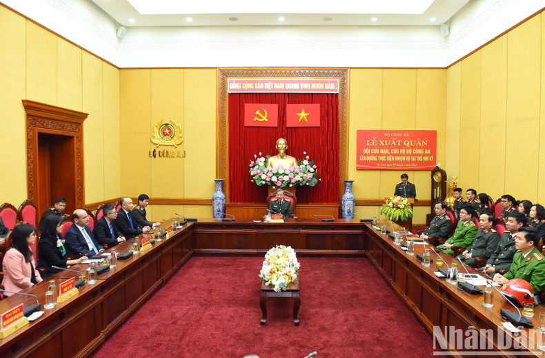越共中央政治局委员、公安部长苏林大将,土耳其驻越南大使哈尔登·特克内奇出席出征仪式。 越共中央政治局委员、公安部长苏林大将,土耳其驻越南大使哈尔登·特克内奇出席出征仪式。