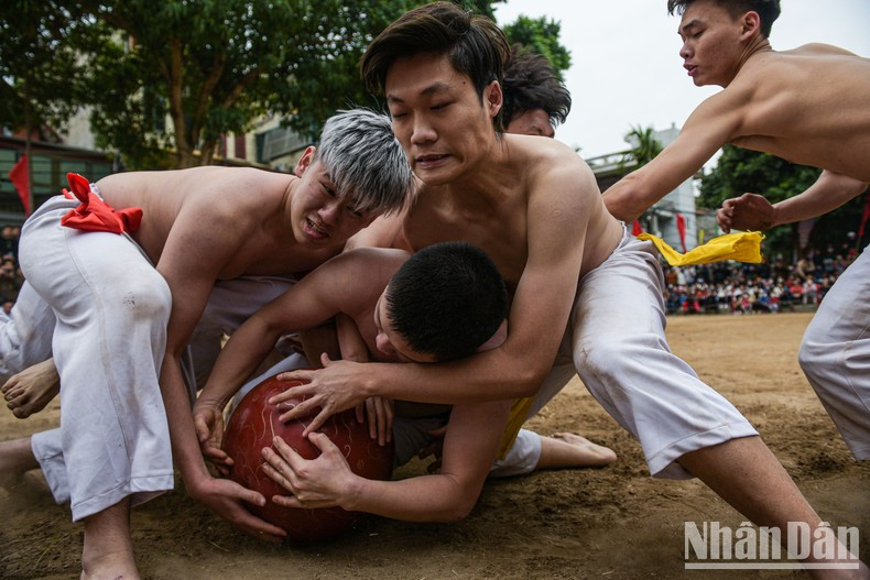 翠领村传统木球摔跤节。（成达 摄）