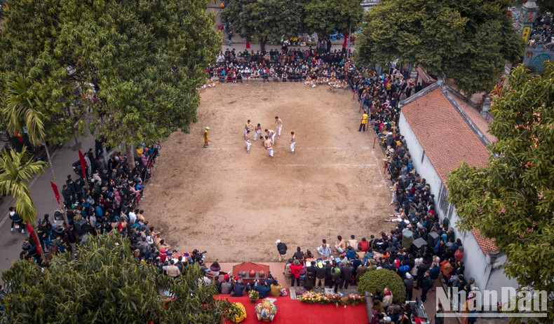 翠领村木球摔跤节在翠领庙院里举行。（成达 摄）