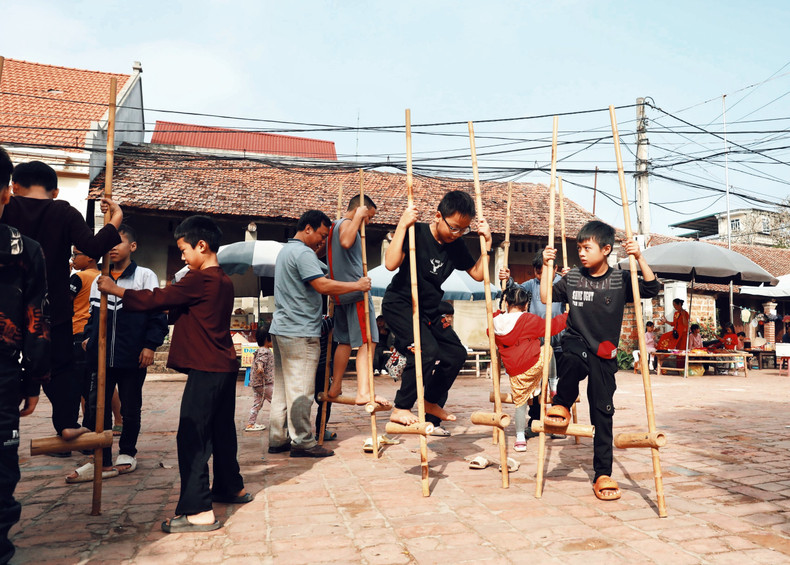 小孩们最开心的等待送旧迎新时刻。