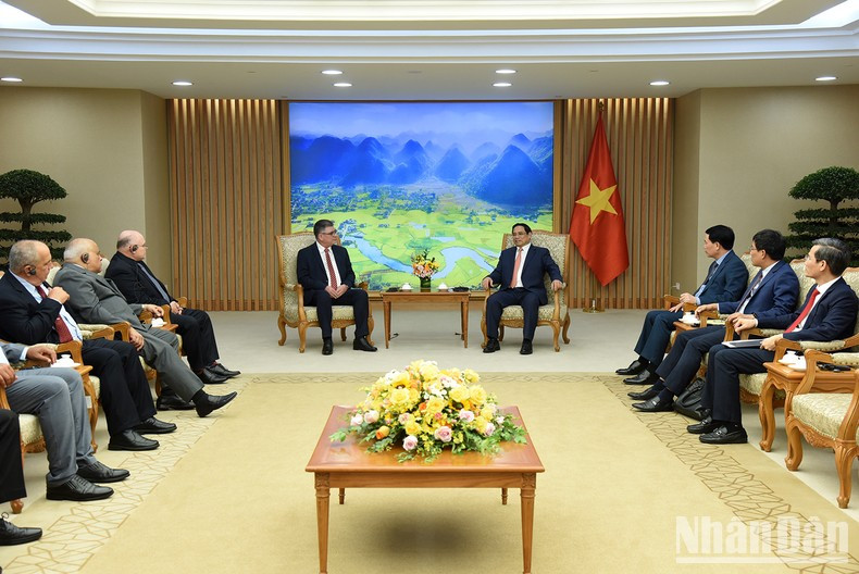 范明正总理提议双方继续保持部委、地方和企业之间的对话和高层代表团互访;提议古方为旅古越南人创造便利条件。 范明正总理提议双方继续保持部委、地方和企业之间的对话和高层代表团互访;提议古方为旅古越南人创造便利条件。