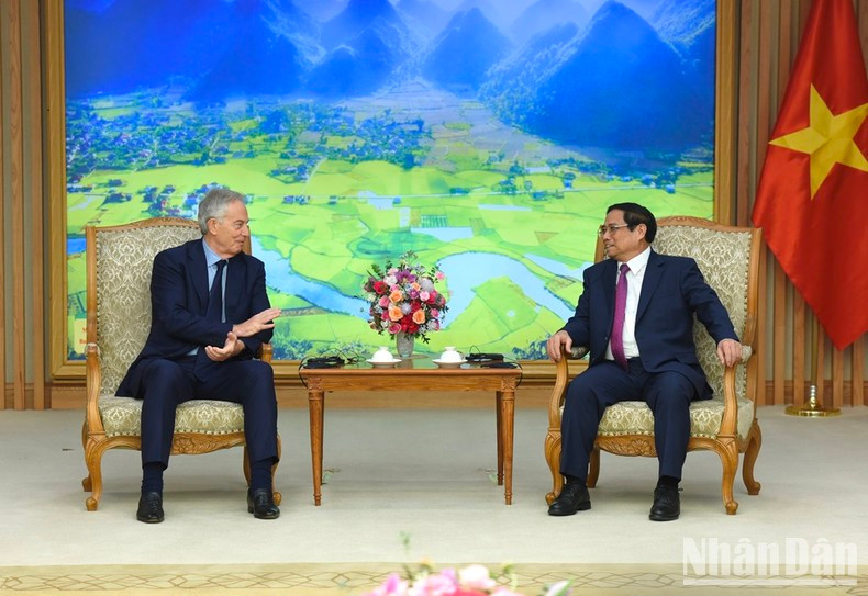 越南政府总理范明正7月26日中午在政府总部会见了英国前首相、托尼·布莱尔全球变化研究所 执行主席托尼·布莱尔。 越南政府总理范明正7月26日中午在政府总部会见了英国前首相、托尼·布莱尔全球变化研究所 执行主席托尼·布莱尔。