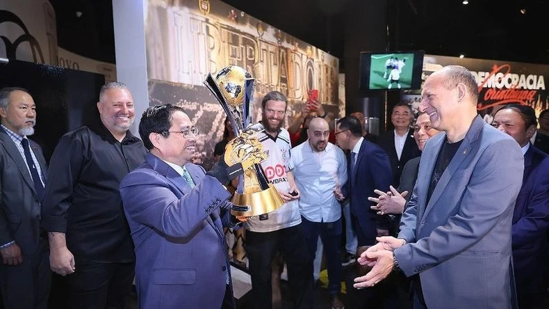 范明正总理造访了巴西圣保罗市的科林蒂安保利斯塔足球俱乐部。 范明正总理造访了巴西圣保罗市的科林蒂安保利斯塔足球俱乐部。