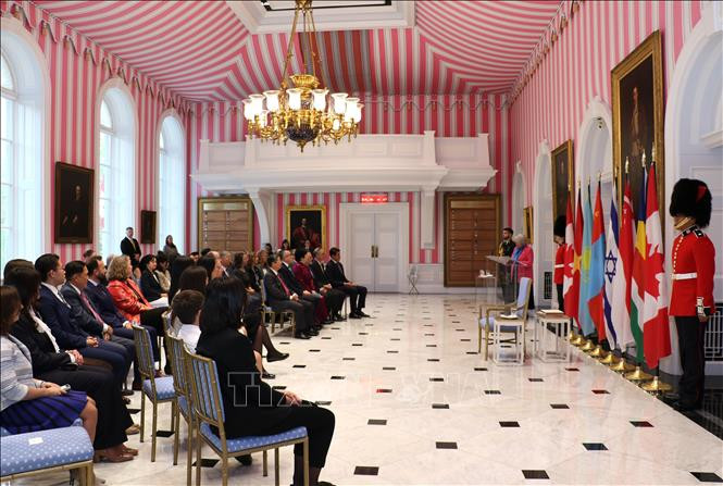 越南驻加拿大特命全权大使范荣光向加拿大总督玛丽·西蒙递交国书。(图片来源:越通社) 越南驻加拿大特命全权大使范荣光向加拿大总督玛丽·西蒙递交国书。(图片来源:越通社)