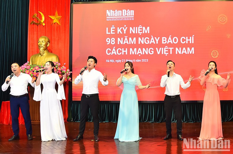庆祝越南革命新闻日98周年纪念典礼的文艺表演。