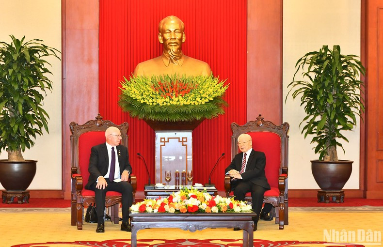 越共中央总书记阮富仲会见澳大利亚总督戴维·赫尔利。