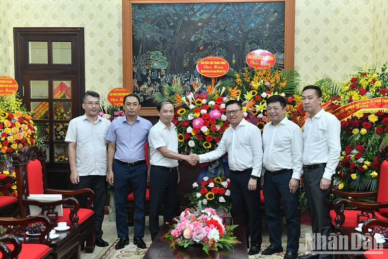 越共中央委员、中央民运部常务副部长范必胜向《人民报》社新闻工作者队伍表示祝贺。（登科 摄）