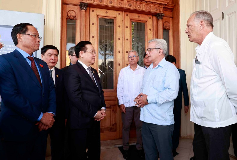 国会主席王廷惠一行参观古巴菲德尔·卡斯特罗中心。