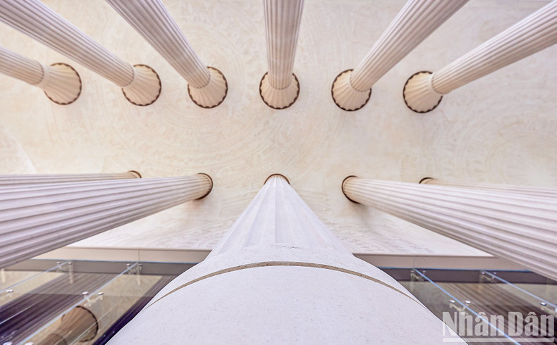 剑湖剧院共有18米高的从西班牙进口的52根整体石柱。 剑湖剧院共有18米高的从西班牙进口的52根整体石柱。