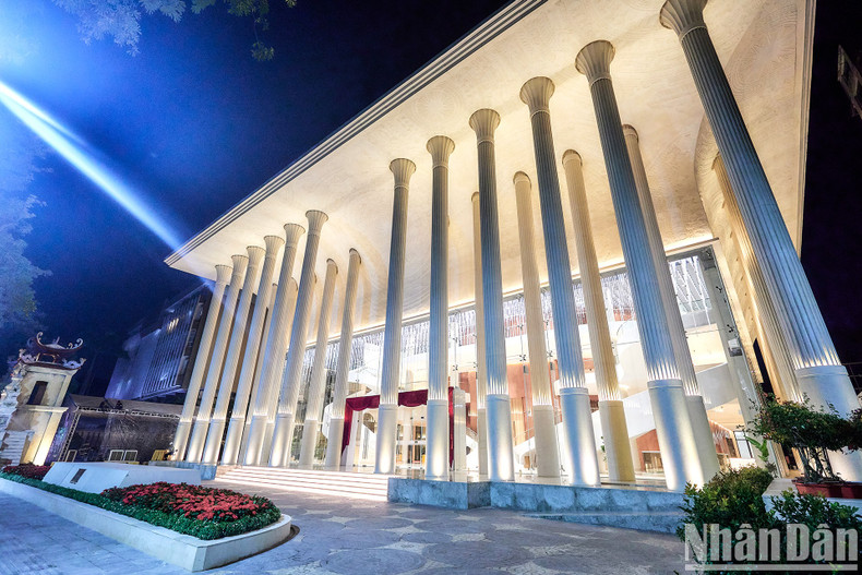 夜晚的剑湖剧院气势磅礴,气势磅礴。 夜晚的剑湖剧院气势磅礴,气势磅礴。