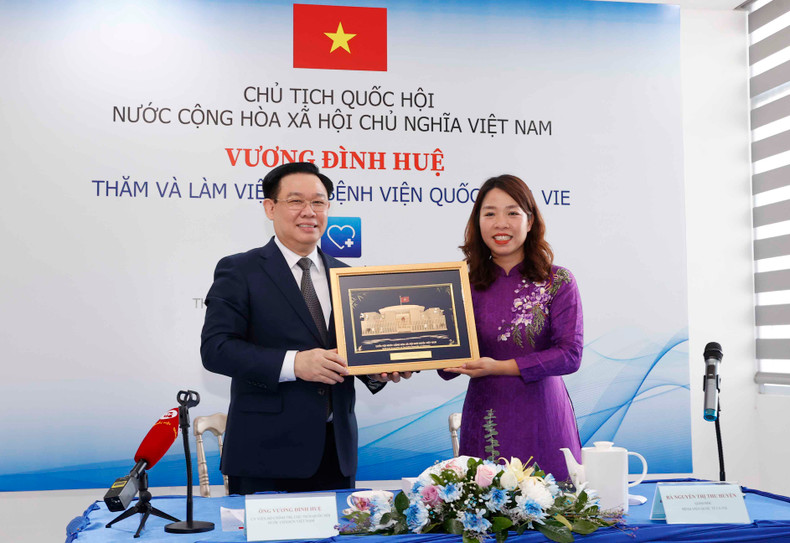 越南国会主席王廷惠向老挝La Vie国际医院工作人员赠送纪念品。