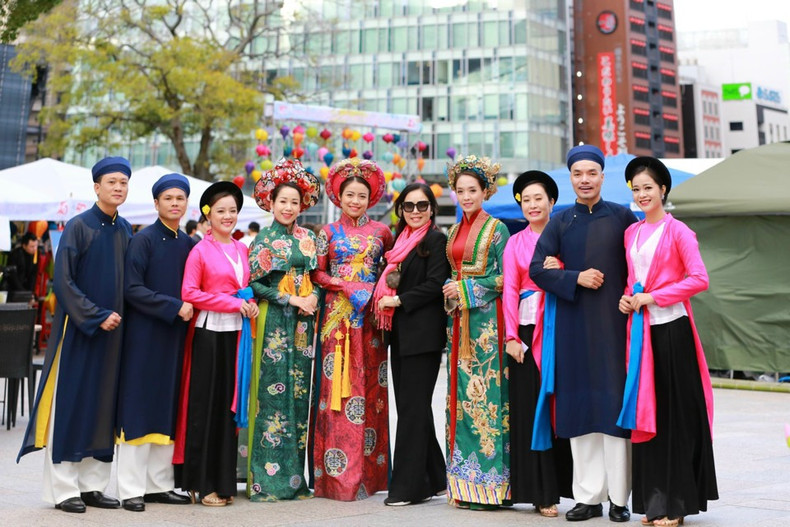 越南艺术家参加在福冈县天神中央公园举行的2023年河内-神奈川文化节开幕式。