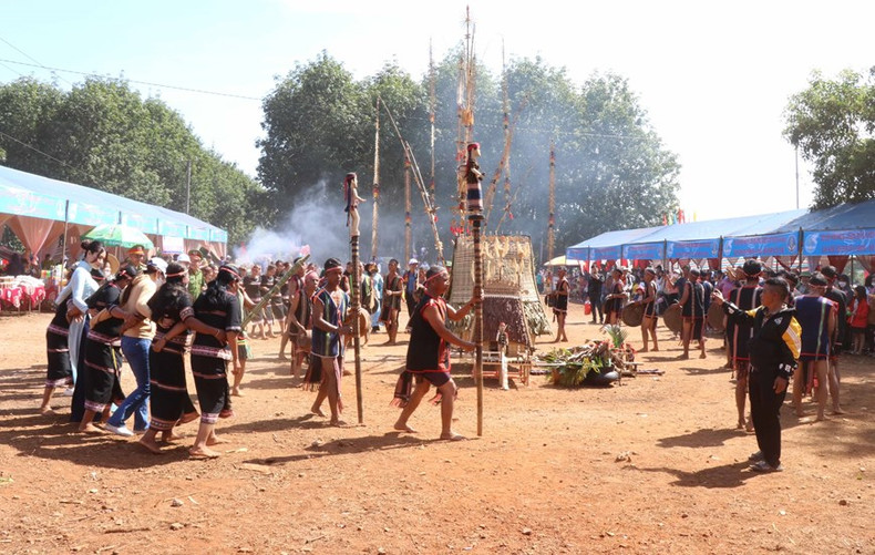 锣铮象征着社区各民族同胞的团结。（图片来源：越通社）