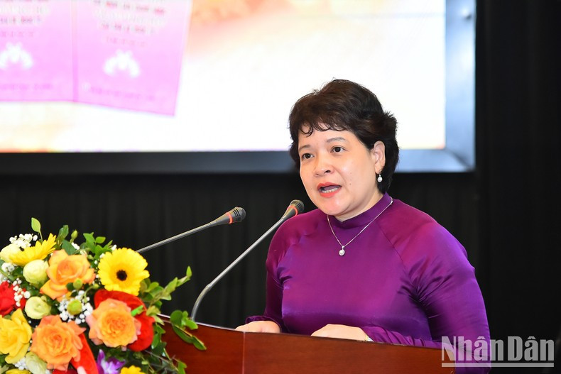 河内-阿姆斯特丹重点高中校长陈垂杨在《阮富仲总书记与国内人民的信任和国际友人的支持》新书发布仪式上发表讲话。 河内-阿姆斯特丹重点高中校长陈垂杨在《阮富仲总书记与国内人民的信任和国际友人的支持》新书发布仪式上发表讲话。