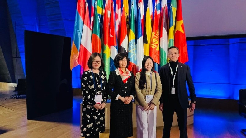 越南常驻联合国教科文组织代表团团长黎氏红云大使一行出席2月10日召开的会议。