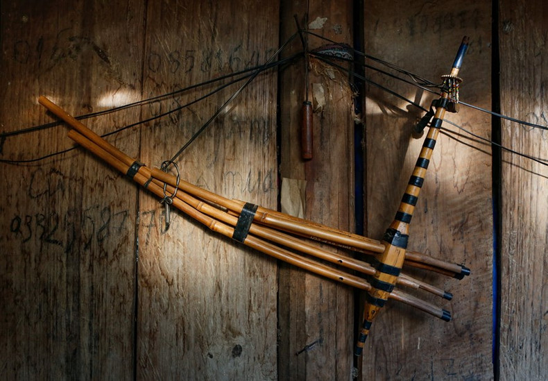 千百年来,芦笙一直是赫蒙族精神生活中尤为重要的簧管乐器。芦笙被赫蒙族视作宝物,是与其精神文化生活息息相关的特色文化。 千百年来,芦笙一直是赫蒙族精神生活中尤为重要的簧管乐器。芦笙被赫蒙族视作宝物,是与其精神文化生活息息相关的特色文化。