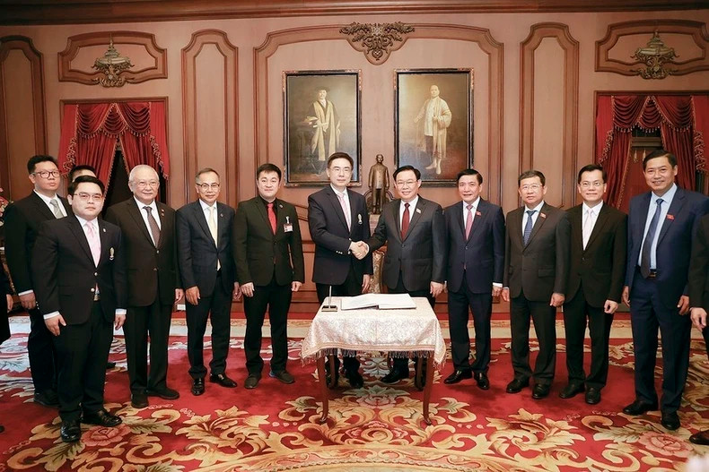 国会主席王廷惠和朱拉隆功大学的领导班子。（图片来源：越通社）