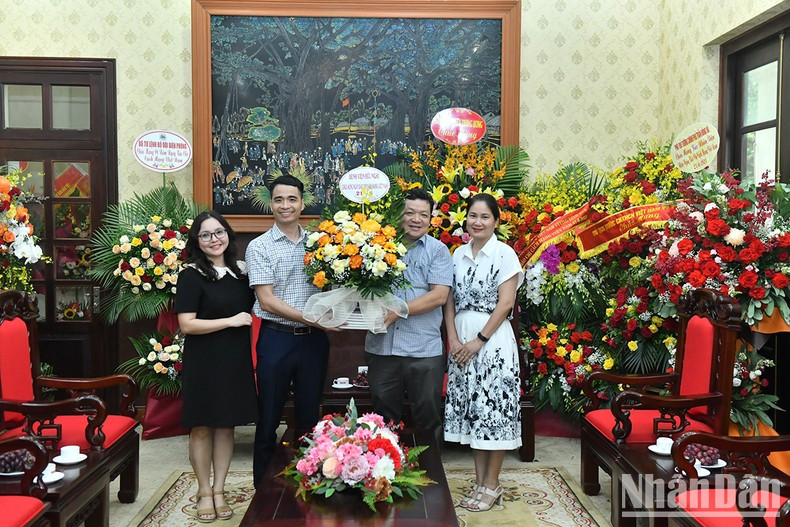 友谊医院代表团向《人民报》社赠送鲜花表示祝贺。（登科 摄）