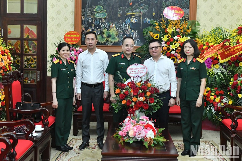 《人民报》社总编辑黎国明会见国防国际关系研究院代表团。（登科 摄）