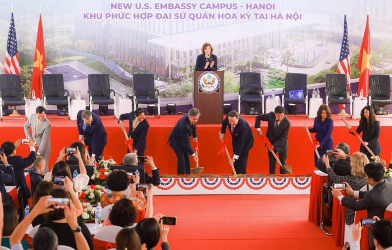 4月15日上午,越南外交部部长裴青山与美国国务卿安东尼·布林肯在河内出席了美国驻越南大使馆新馆动工仪式。 4月15日上午,越南外交部部长裴青山与美国国务卿安东尼·布林肯在河内出席了美国驻越南大使馆新馆动工仪式。