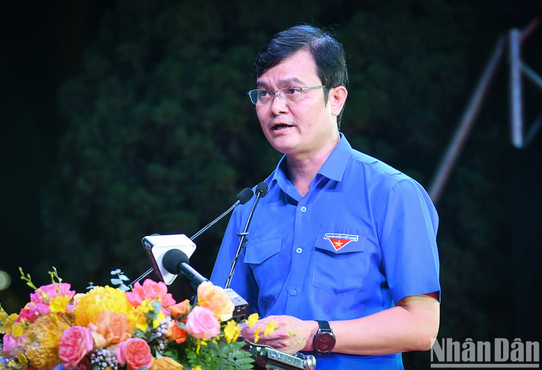 胡志明共青团中央委员会第一书记裴光辉在仪式上发表讲话。 胡志明共青团中央委员会第一书记裴光辉在仪式上发表讲话。