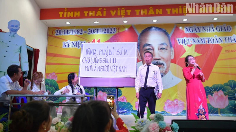 活动上的文艺表演节目。 活动上的文艺表演节目。