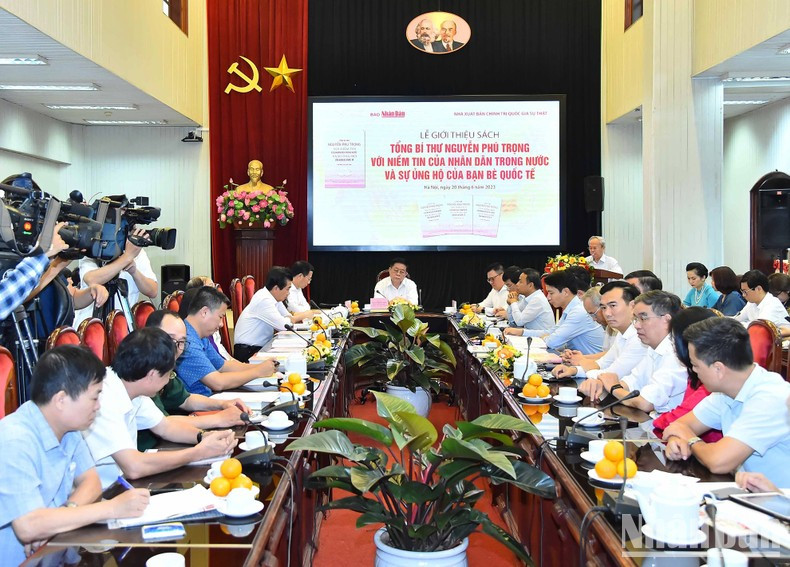 越共中央书记处书记、中央宣教部部长阮重义,越共中央委员、《人民报》社总编辑、中央宣教部副部长、越南新闻工作者协会主席黎国明,越共中央委员、通信传媒部部长、中央宣教部副部长阮孟雄等代表一同出席。 越共中央书记处书记、中央宣教部部长阮重义,越共中央委员、《人民报》社总编辑、中央宣教部副部长、越南新闻工作者协会主席黎国明,越共中央委员、通信传媒部部长、中央宣教部副部长阮孟雄等代表一同出席。