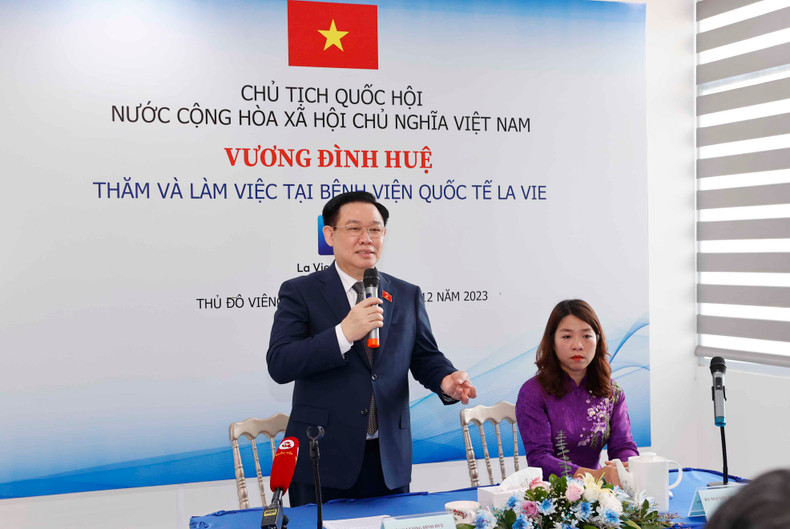 越南国会主席王廷惠在老挝La Vie国际医院发表讲话。