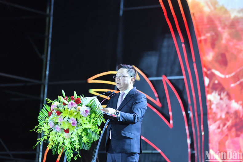 越共中央委员、《人民报》社总编辑、中央宣教部副部长、越南新闻工作者协会主席黎国明发表讲话。