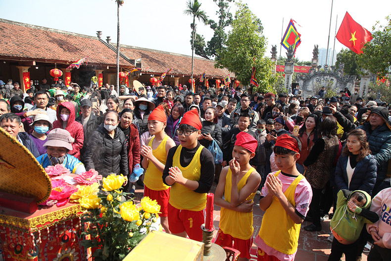 每队一名儿童要参加跑步比赛，距离大约为700米，从村亭到打水区，再返回煮饭比赛场地。