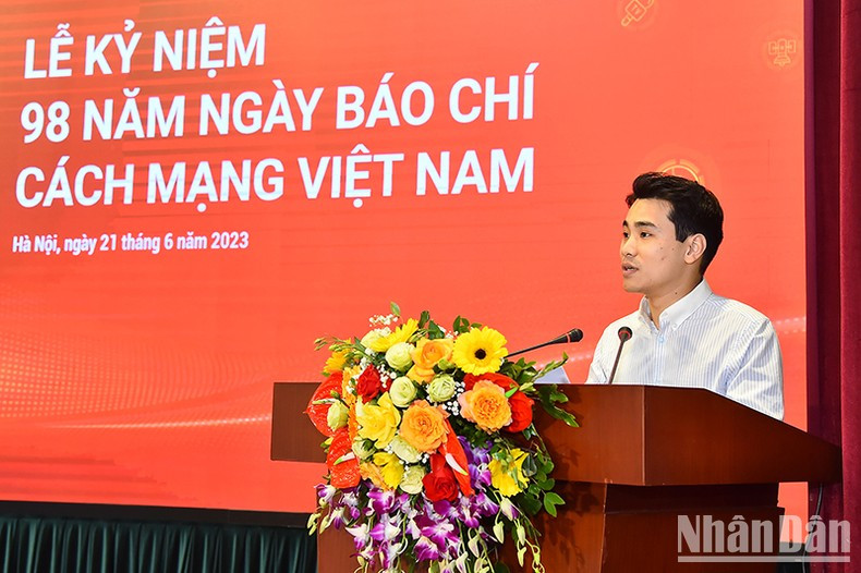 《人民报》青年记者阮忠孝在仪式上代表本报年轻一代发表讲话。