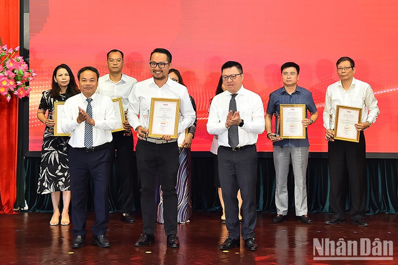 《人民报》社总编辑黎国明、副总编辑丁如欢向荣获2022年《人民报》新闻奖甲等奖的作者和作者组颁发奖项。