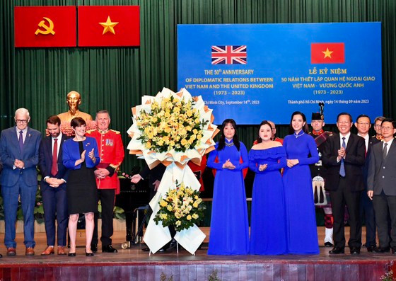 胡志明市人民委员会于9月14日举行了越英建交50周年纪念活动。 胡志明市人民委员会于9月14日举行了越英建交50周年纪念活动。