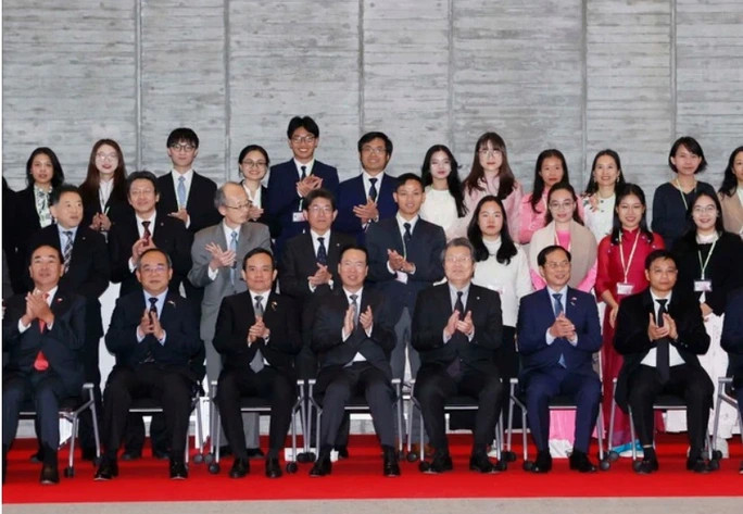 国家主席武文赏与九州大学的师生合影。（图片来源：越通社）