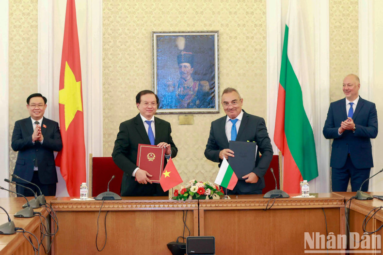 越南国会主席王廷惠与保加利亚议会议长罗森·热利亚兹科夫见证两国文化、旅游领域合作备忘录签字仪式。