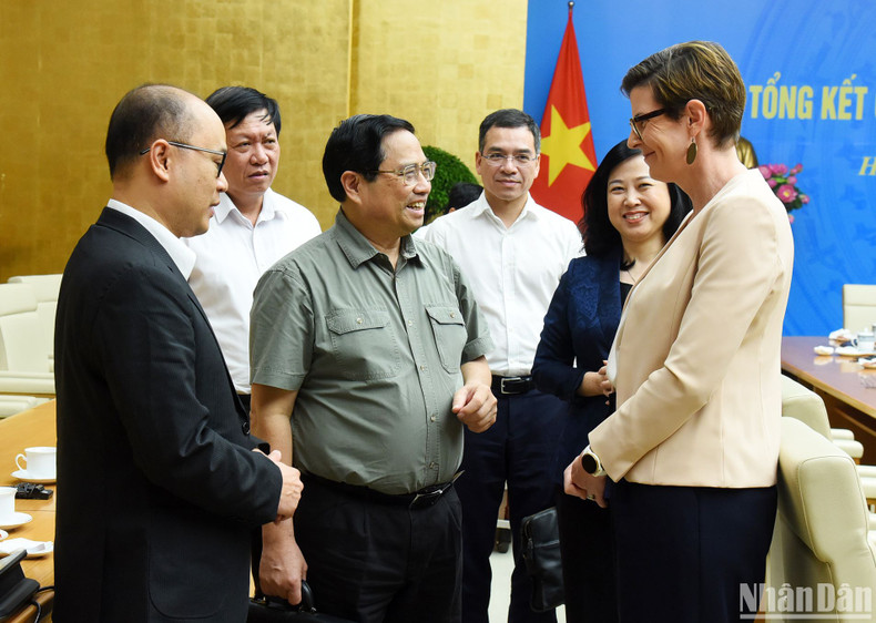 政府总理范明正和各位代表交流。(陈海 摄) 政府总理范明正和各位代表交流。(陈海 摄)