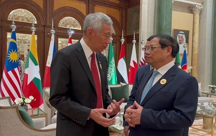 越南政府总理范明正会见新加坡总理李显龙。 越南政府总理范明正会见新加坡总理李显龙。