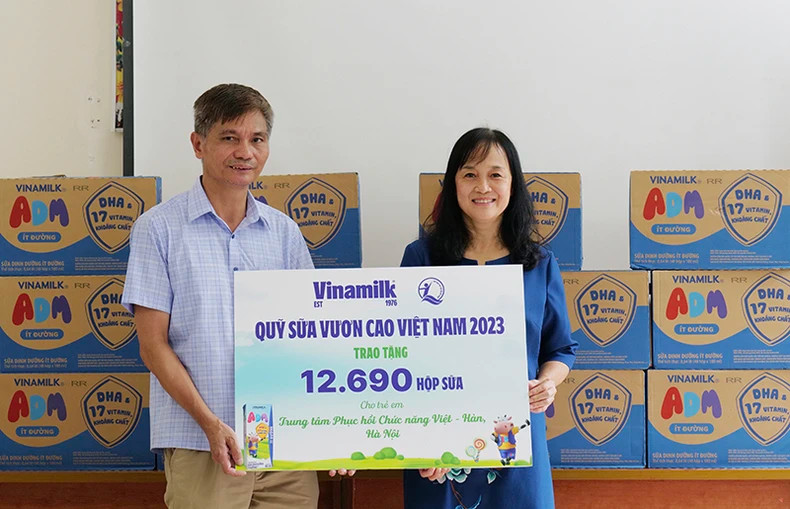 9月5日,儿童保护基金会和Vinamilk向河内越韩职能康复中心赠送了“越南长高”牛奶基金会的近1.3万个牛奶盒。 9月5日,儿童保护基金会和Vinamilk向河内越韩职能康复中心赠送了“越南长高”牛奶基金会的近1.3万个牛奶盒。