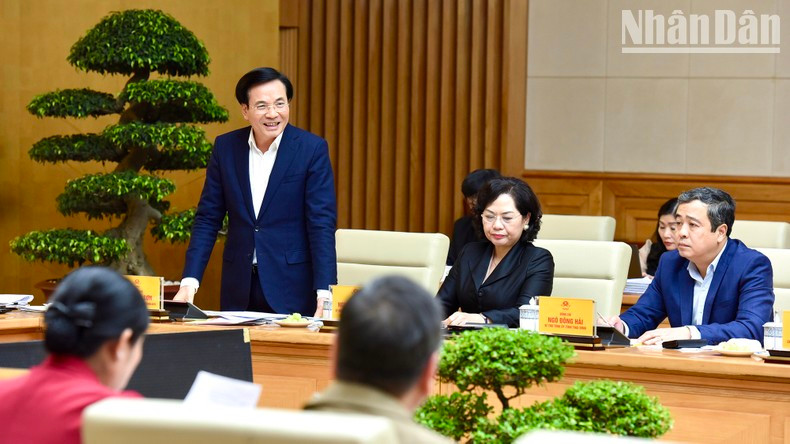 政府办公厅主任陈文山部长在会上发表讲话。 政府办公厅主任陈文山部长在会上发表讲话。