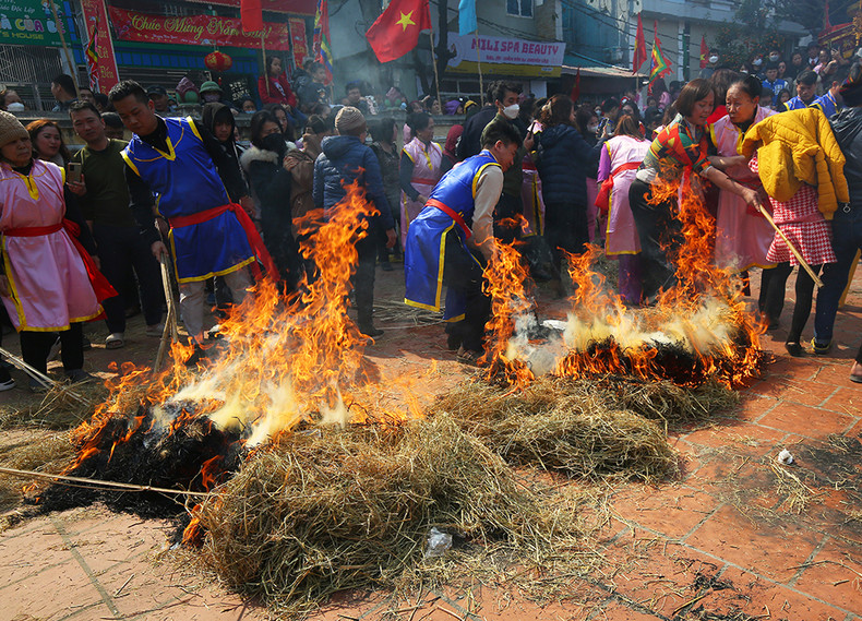 煮饭的规定时间是11点开始生火，12点结束，比赛时间为一个钟头。