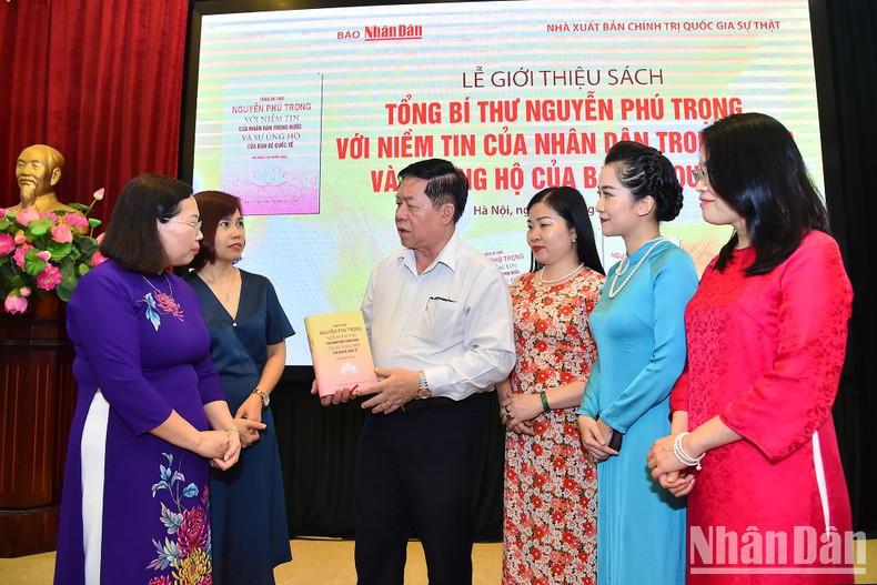 中央宣教部部长阮重义和各位代表交流。 中央宣教部部长阮重义和各位代表交流。