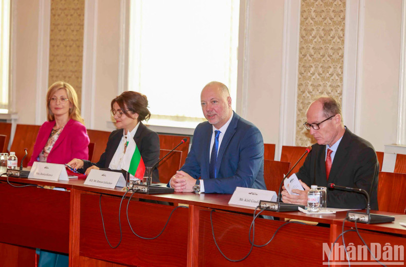 保加利亚议会议长罗森·热利亚兹科夫在会谈中发表讲话。