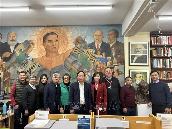 越方代表团观了位于伦敦市的马克思纪念图书馆。