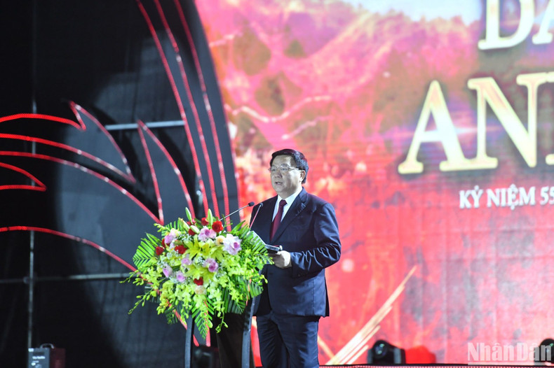 越共中央政治局委员、胡志明国家政治学院院长、中央理论委员会主席阮春胜发表讲话。