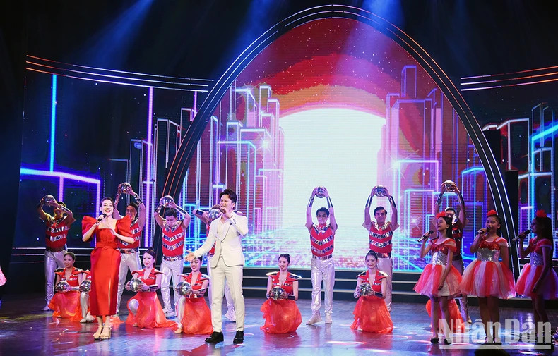 第17届越南人才奖颁奖大会上的艺术表演节目。 第17届越南人才奖颁奖大会上的艺术表演节目。